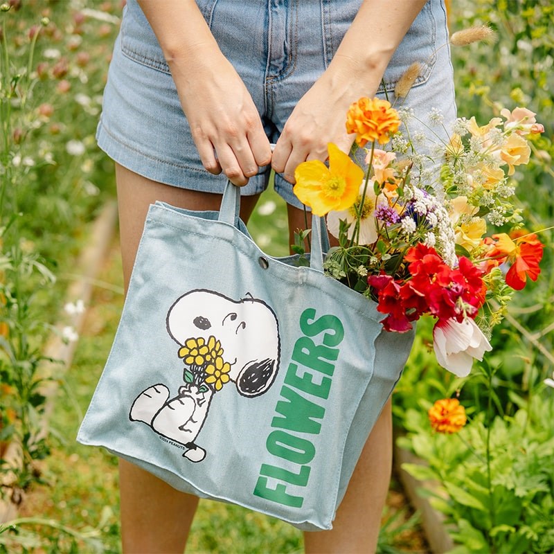 Three Potato Four 3P4 X Peanuts Vintage Market Tote - Snoopy Flower Bouquet - model shown holding product filled with flowers