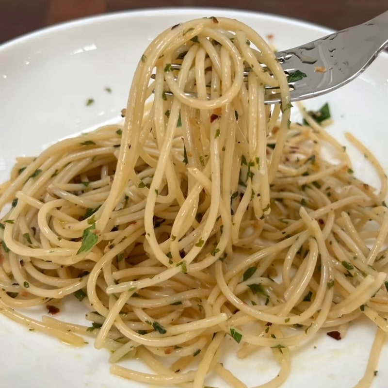 L'Isolina Pasta Spaghetti Dust - product shown in food