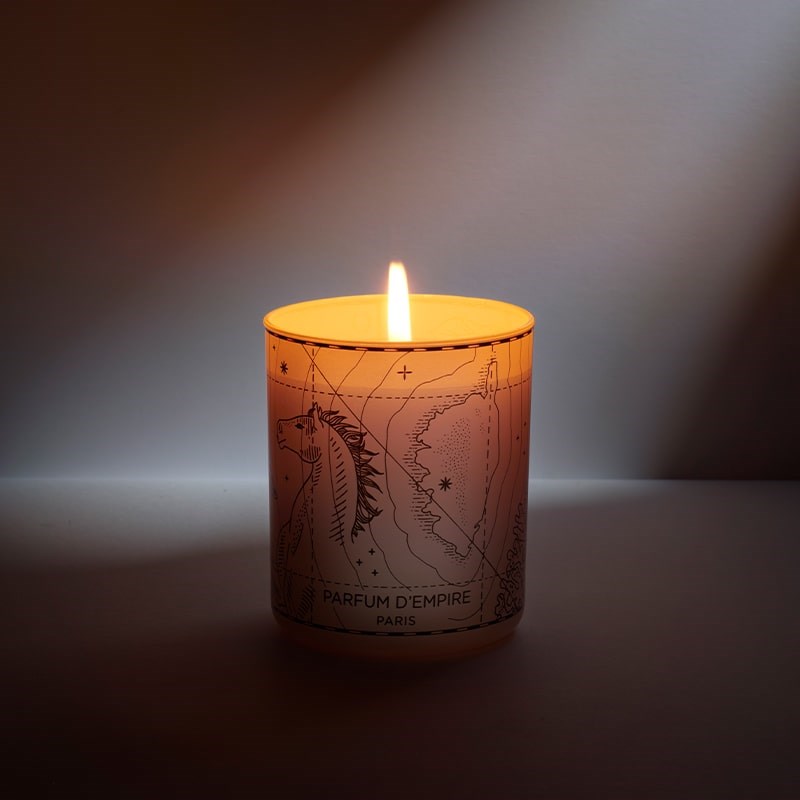 Parfum d&#39;Empire Le Potager Oublie Scented Candle - product shown lit in dark room